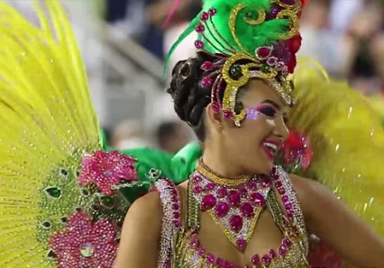 Kleurrijke carnavalsoptocht in het Sambodromo van Encarnación, Paraguay.