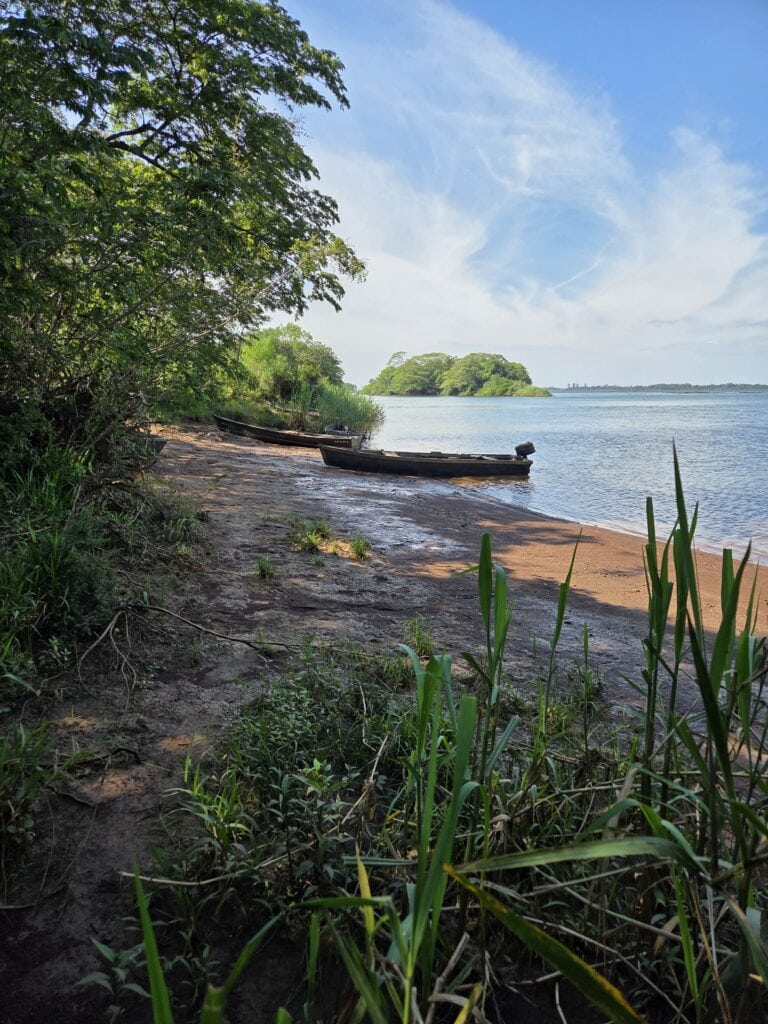 Aangelegde vissersboot aan de rivier in Paraguay