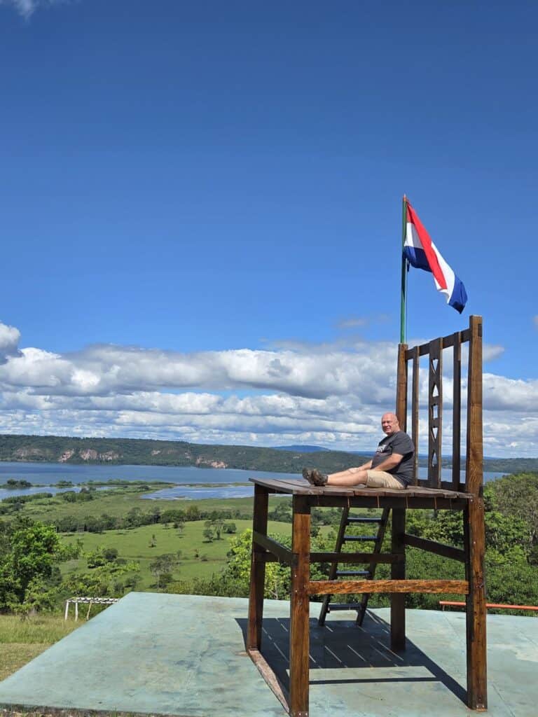 Een gigantische houten stoel op een uitzichtpunt in Museo del Arbol met uitzicht over het landschap.