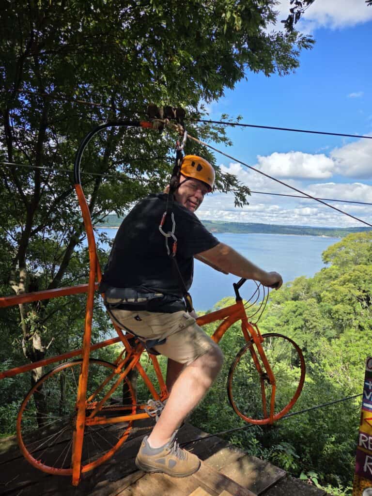Fietsen aan een kabel over een ravijn, een avontuurlijke activiteit in Museo del Arbol, Itapúa.